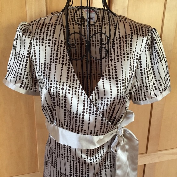 Guess Jeans short sleeve faux wrap Petite Small Dress cream & black color - Picture 3 of 8